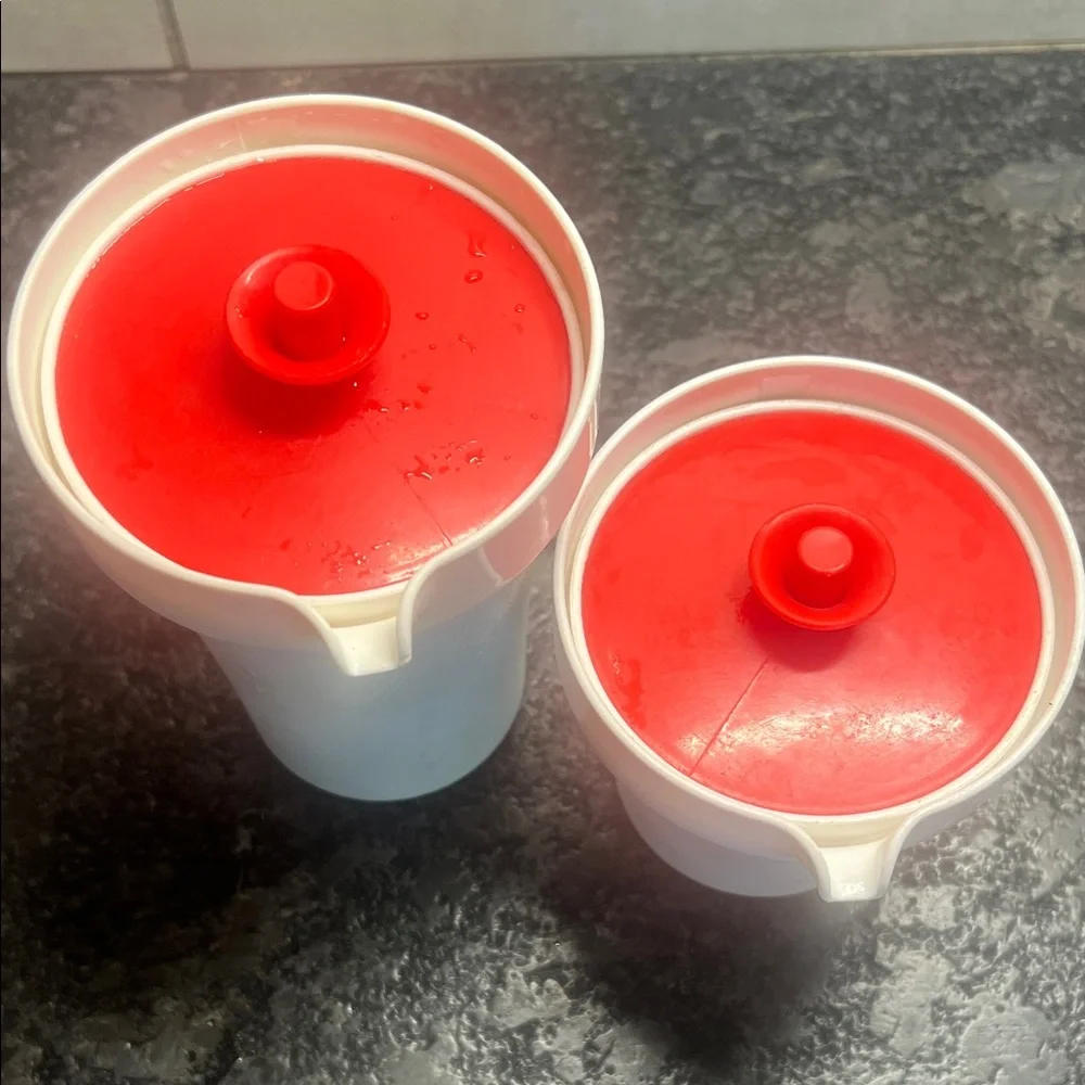 Set of 2 Vintage Tupperware creamer’s White and Red Plastic   5 inch and 3.5 in
